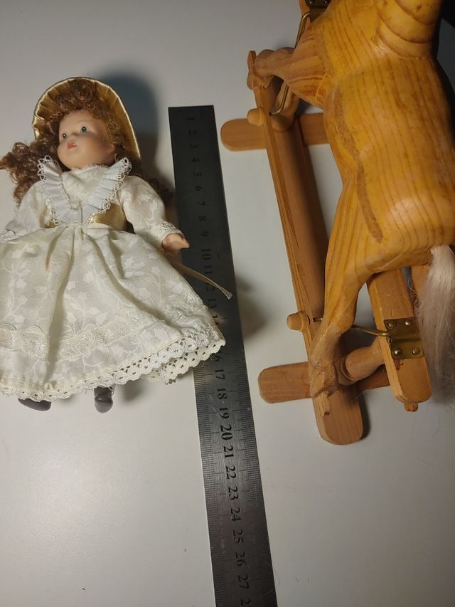 Muñecas porcelana y caballo de madera