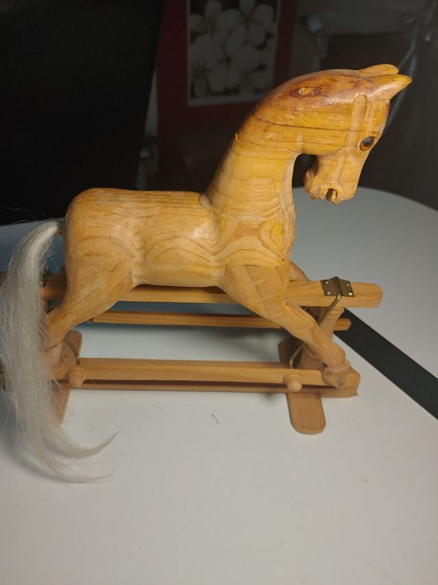 Muñecas porcelana y caballo de madera