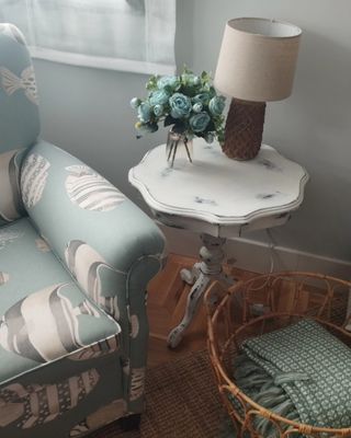 Mesita velador decapada en blanco