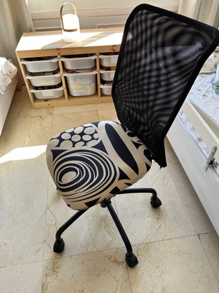 Silla de estudio regulable con ruedas