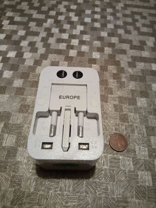 Universal travel adapter