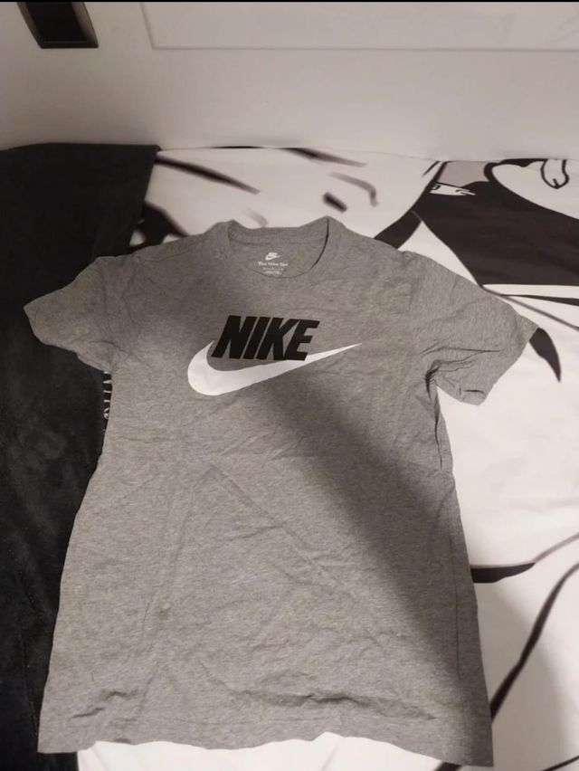 Camiseta Nike gris