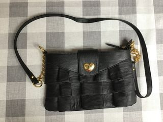 Bolso de Blanco color negro con detalles dorados