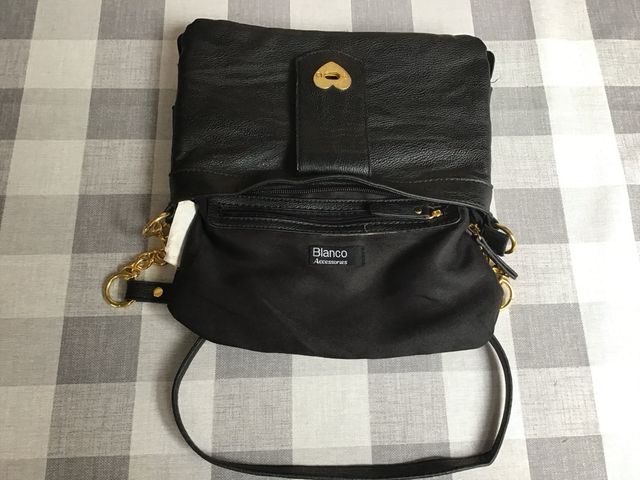 Bolso de Blanco color negro con detalles dorados