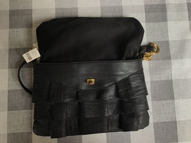 Bolso de Blanco color negro con detalles dorados