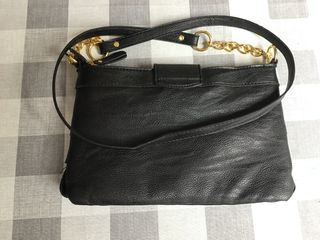 Bolso de Blanco color negro con detalles dorados