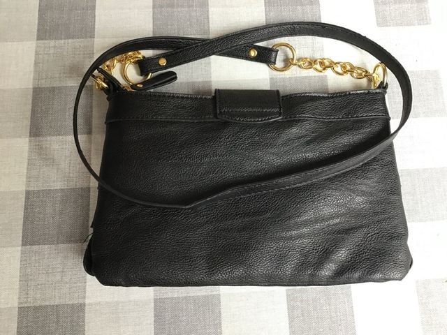 Bolso de Blanco color negro con detalles dorados