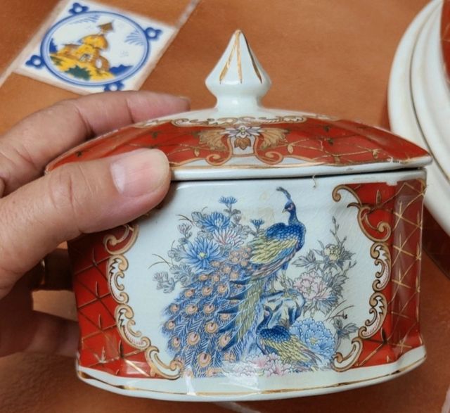 DOS JARRONES Y UN JOYERO