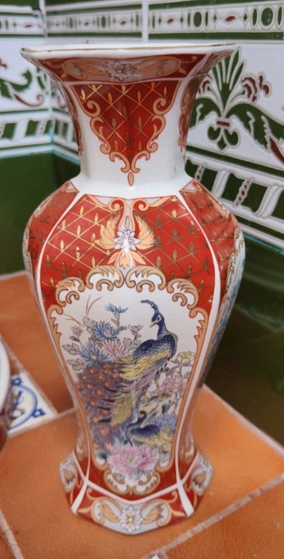 DOS JARRONES Y UN JOYERO