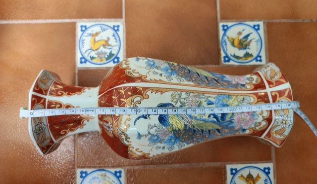 DOS JARRONES Y UN JOYERO