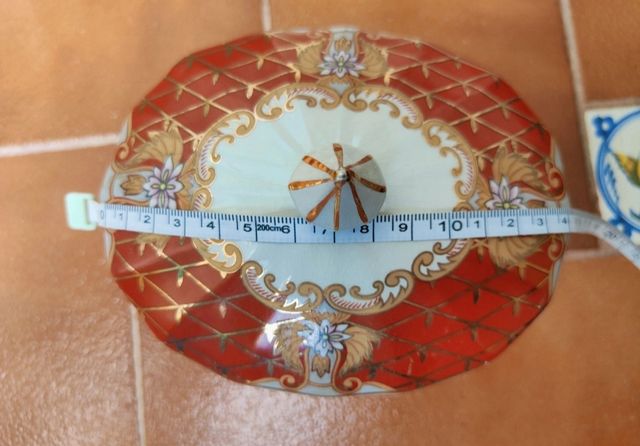 DOS JARRONES Y UN JOYERO