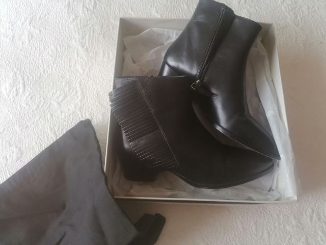 Botín piel negro Uterqüe