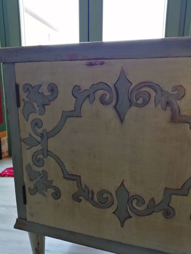 Comodino dipinto a mano