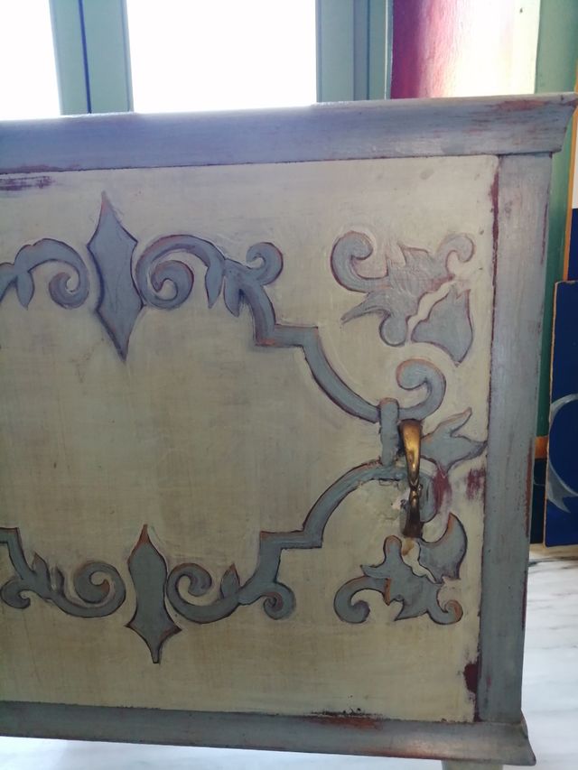 Comodino dipinto a mano