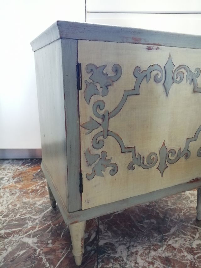 Comodino dipinto a mano