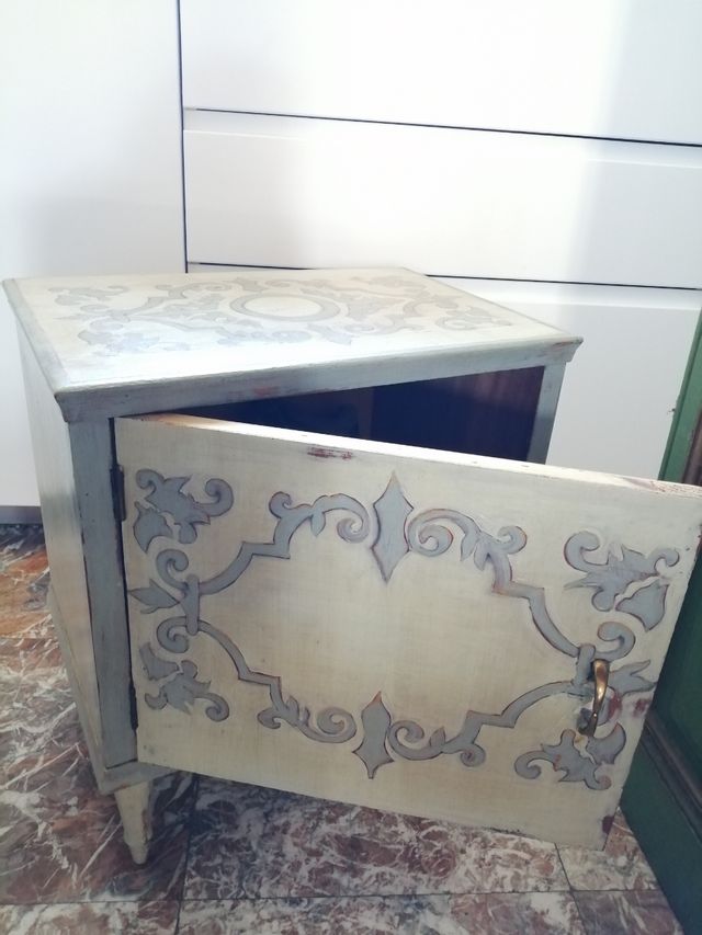 Comodino dipinto a mano