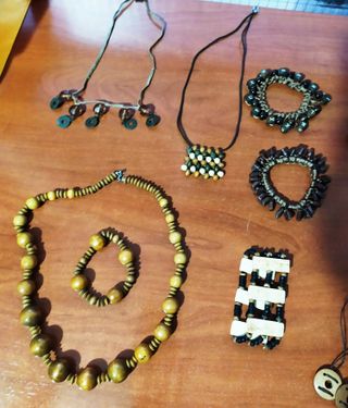 Colgantes y pulseras madera