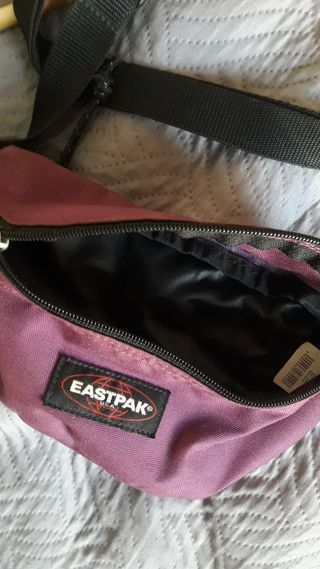 Riñonera morada Eastpak