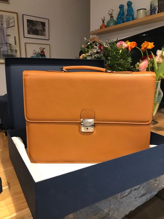 Maletin de piel marrón clara.