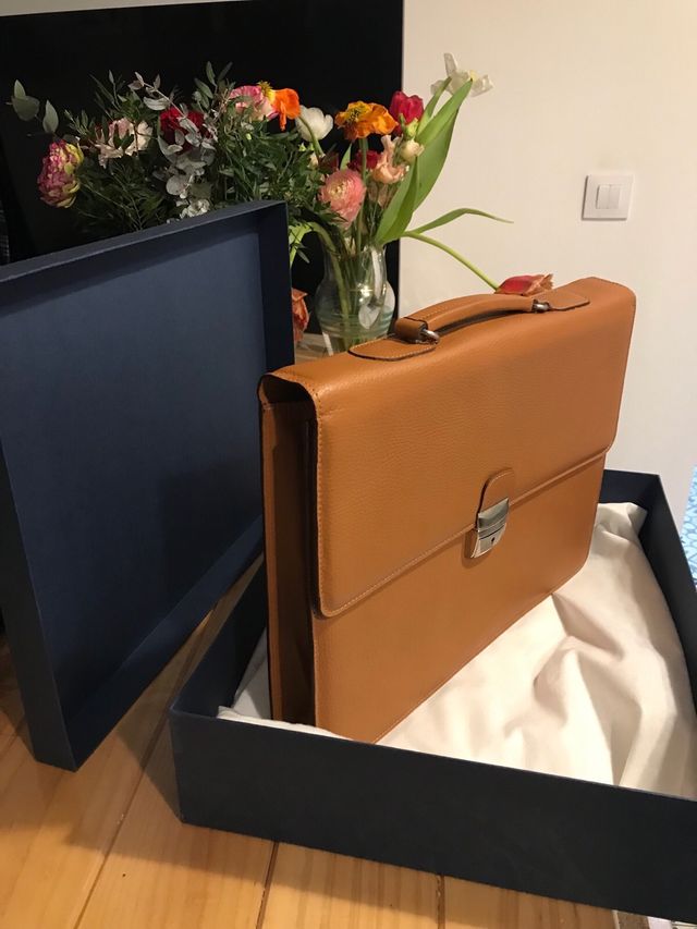 Maletin de piel marrón clara.