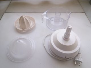 un exprimidor eléctrico y otro manual de cristal