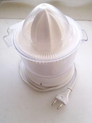un exprimidor eléctrico y otro manual de cristal