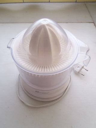 un exprimidor eléctrico y otro manual de cristal