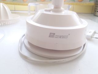 un exprimidor eléctrico y otro manual de cristal