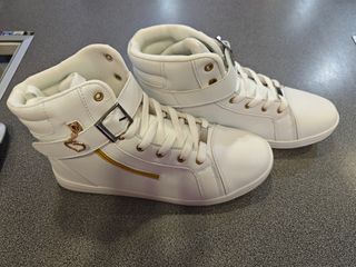 Zapatilla botín peculiar blanca