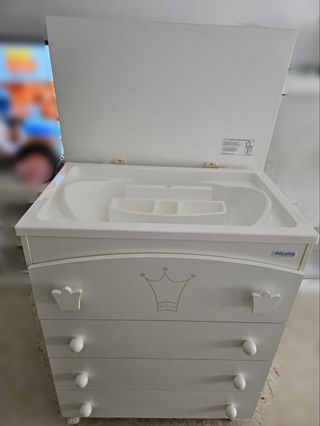 Cuna y mueble cambiador bañera