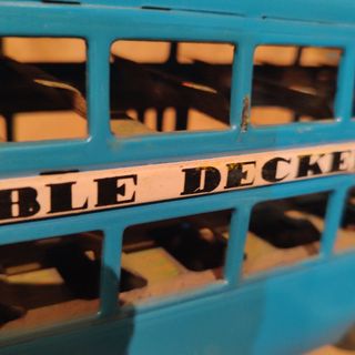 ANTIGUO AUTOBUS DE 2 PISOS DE HOJALATA