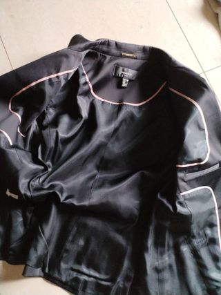 Chaqueta negra chica