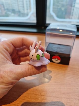 Figura pokemon goomy TOMY + expositor