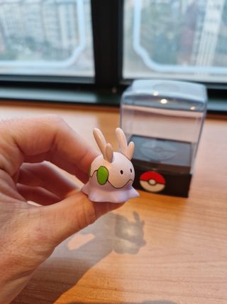 Figura pokemon goomy TOMY + expositor