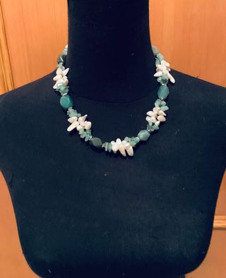 collar de cuerzo verde y nacar, muy favorecedor