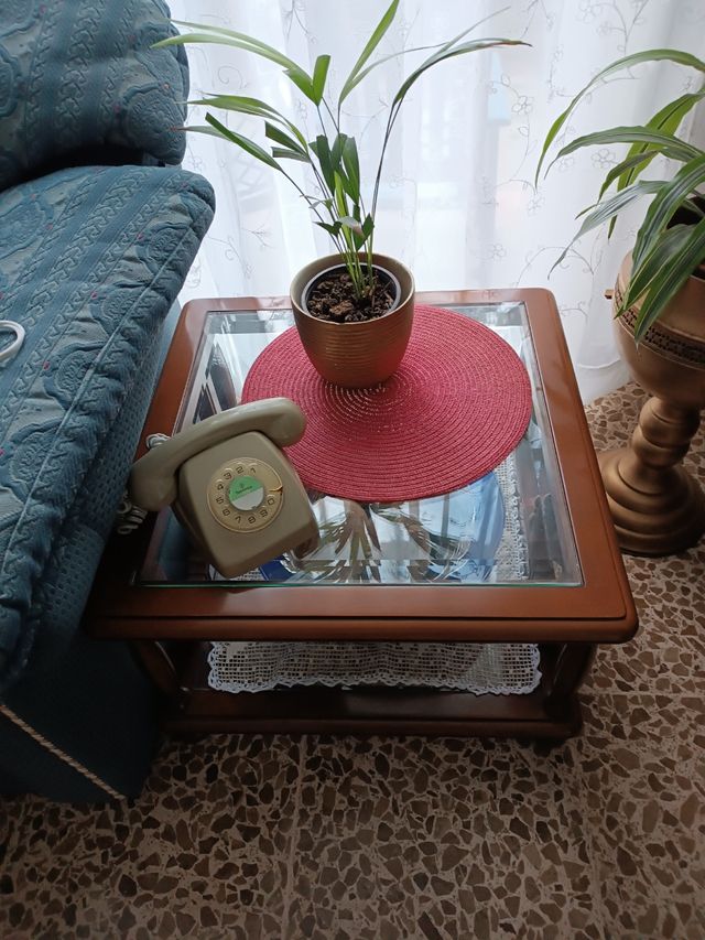 Mesa de centro de madera con cristal