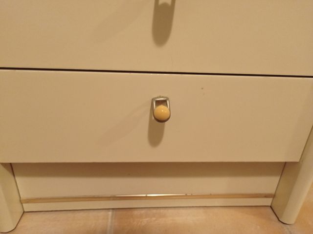 Mesita de noche blanca