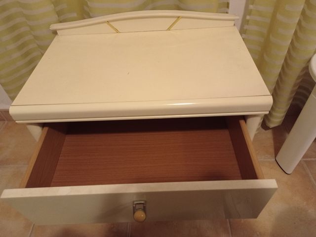 Mesita de noche blanca