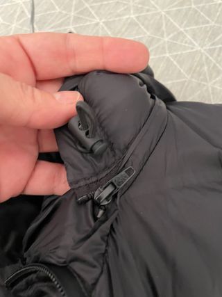 chaqueta negra tipo plumas zara