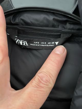 chaqueta negra tipo plumas zara