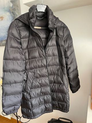 chaqueta negra tipo plumas zara
