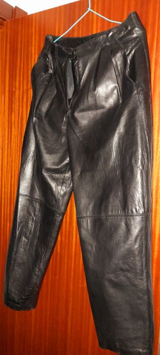 REBAJADO Pantalón  de cuero tipo slack 