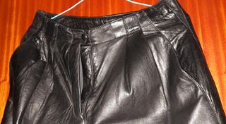REBAJADO Pantalón  de cuero tipo slack 
