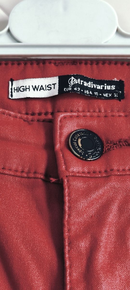 Pantalón efecto encerado.Pantalón coatin