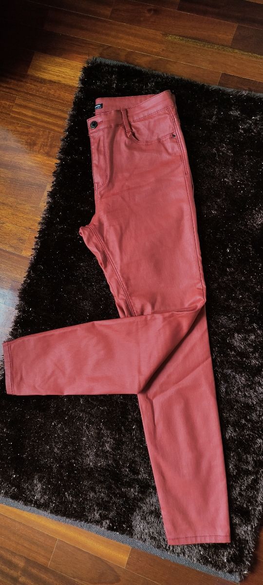 Pantalón efecto encerado.Pantalón coatin