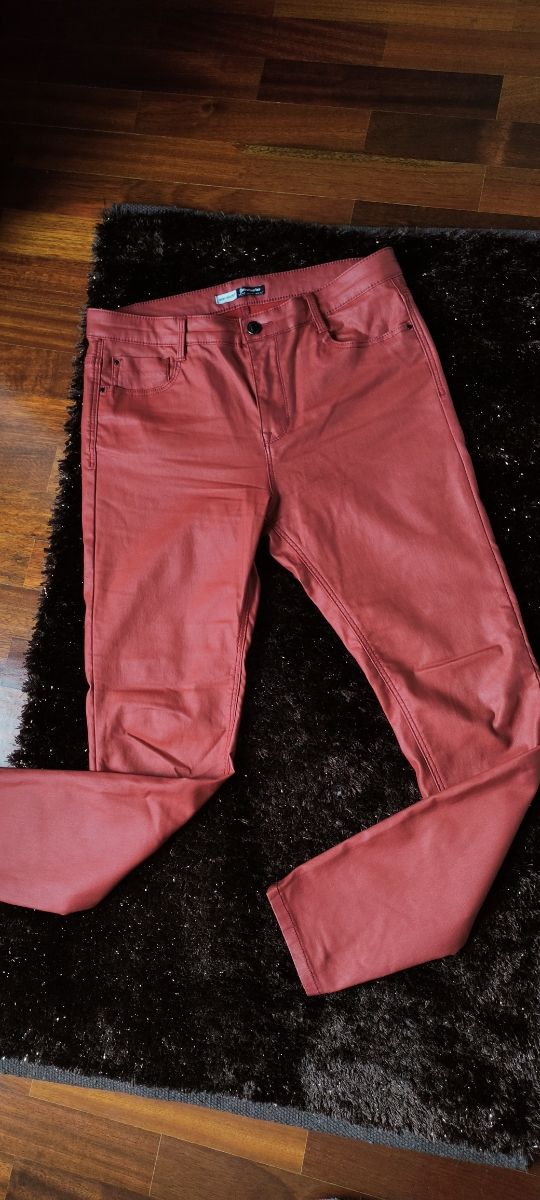 Pantalón efecto encerado.Pantalón coatin