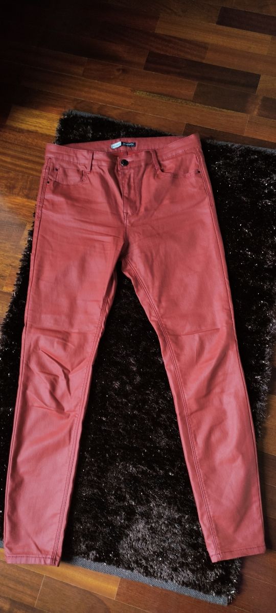 Pantalón efecto encerado.Pantalón coatin