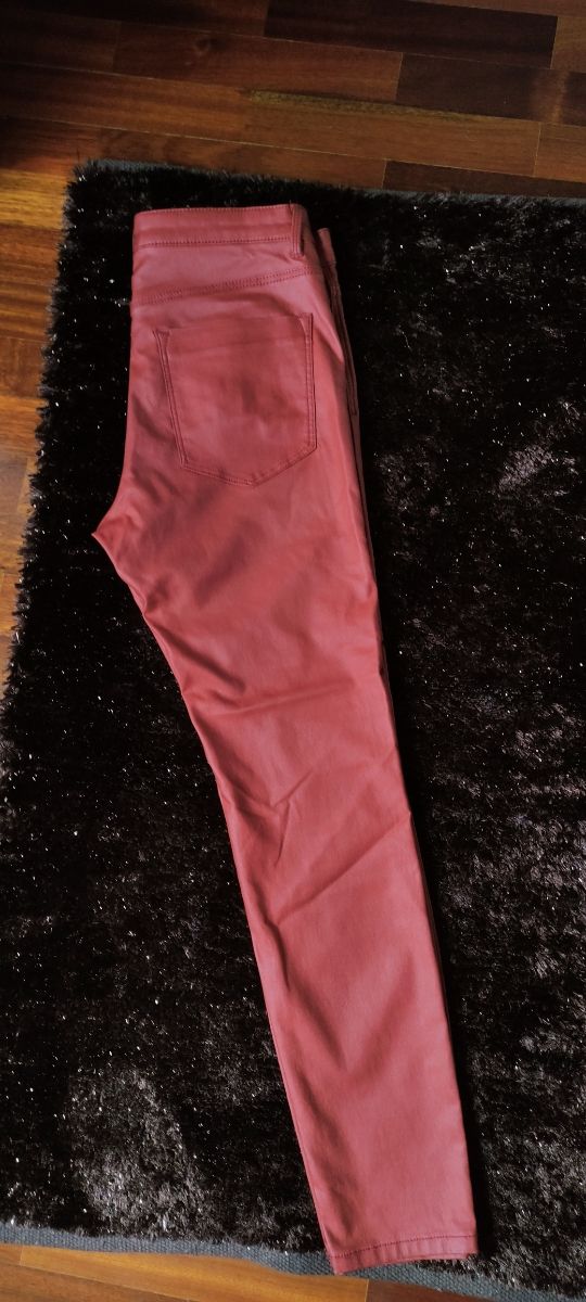 Pantalón efecto encerado.Pantalón coatin