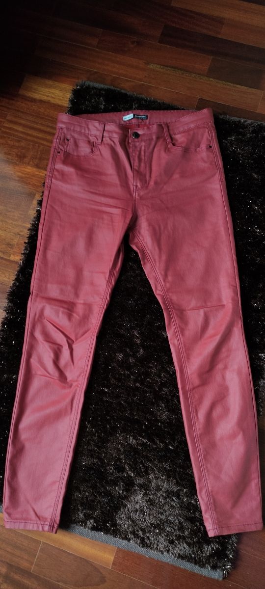 Pantalón efecto encerado.Pantalón coatin