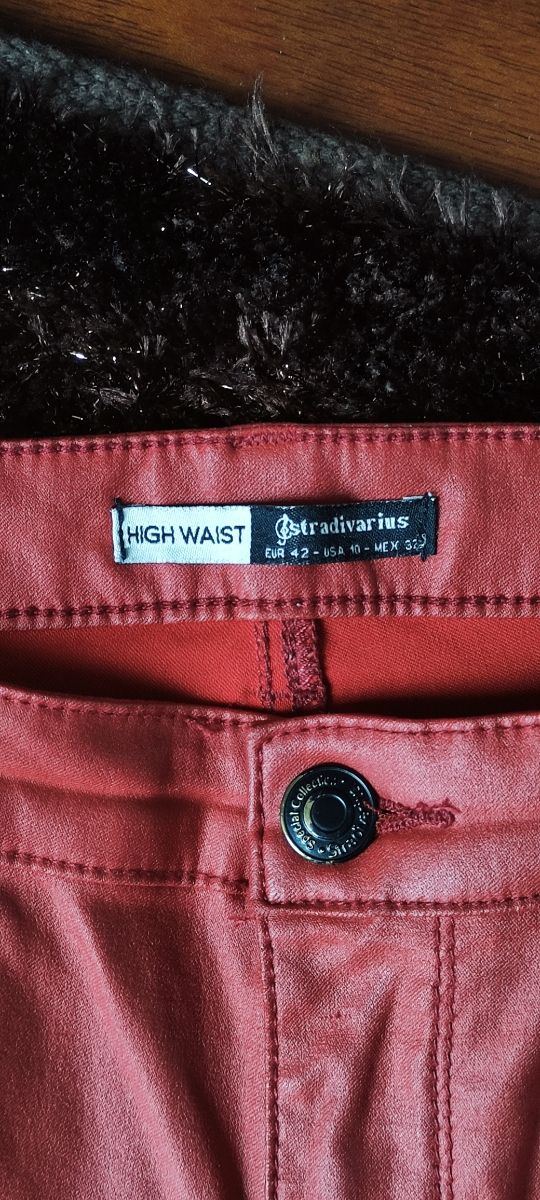 Pantalón efecto encerado.Pantalón coatin